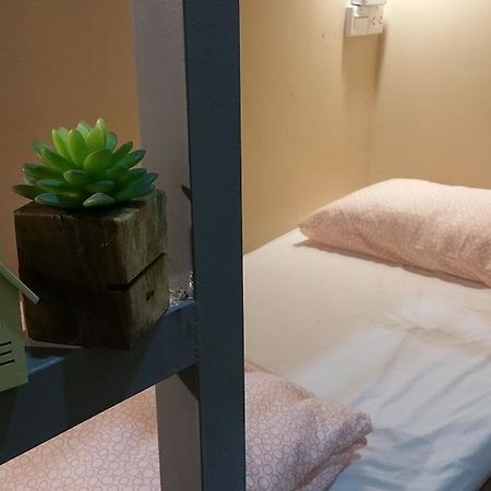 Green Home Hostel And Massage Бангкок Экстерьер фото