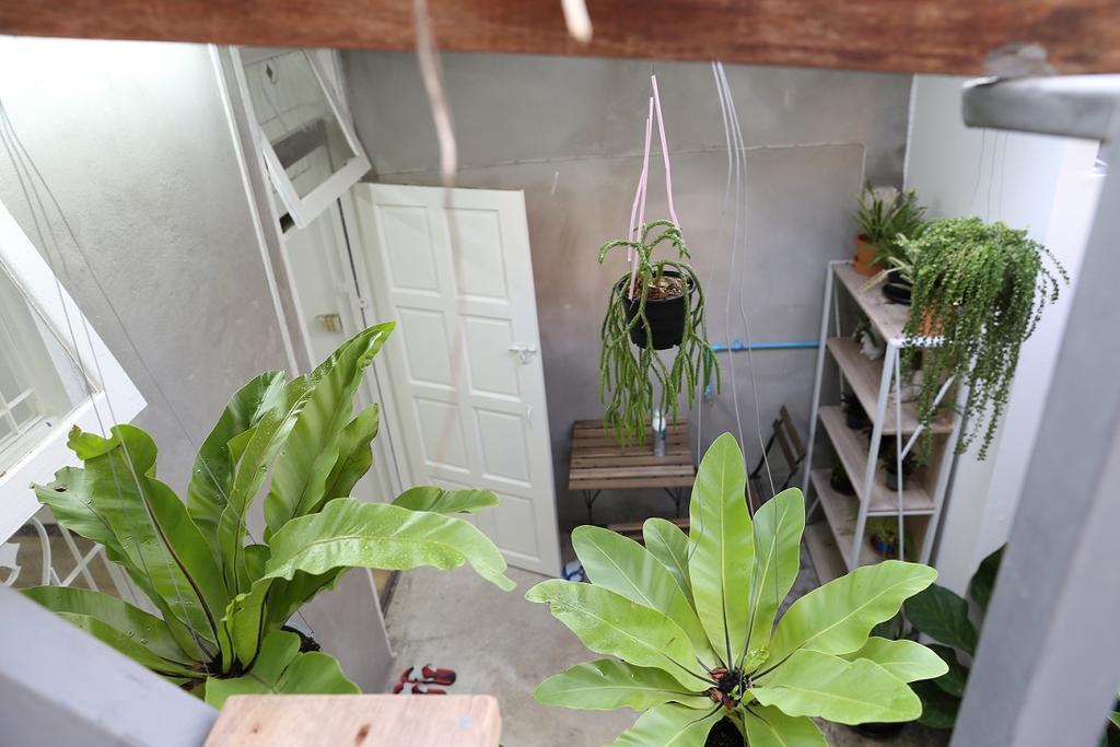 Green Home Hostel And Massage Бангкок Экстерьер фото