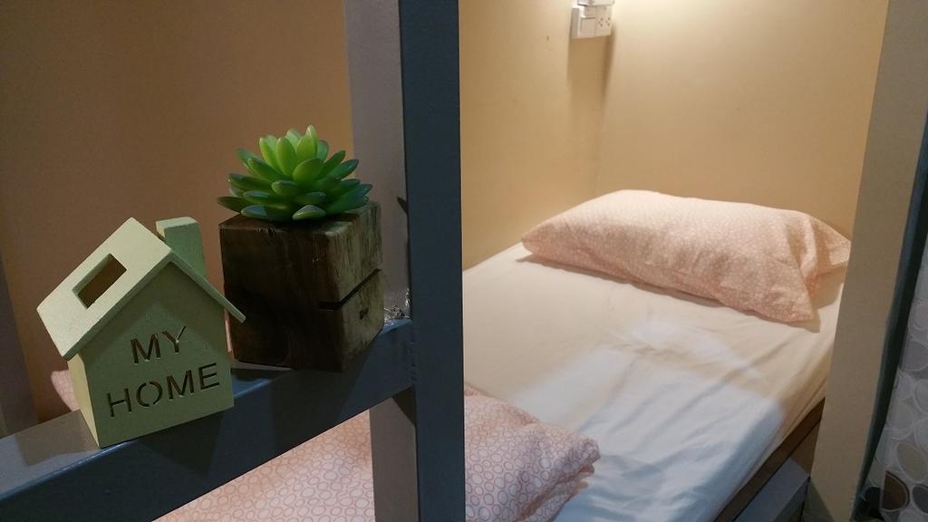 Green Home Hostel And Massage Бангкок Экстерьер фото
