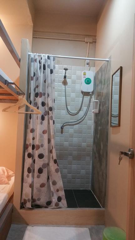 Green Home Hostel And Massage Бангкок Экстерьер фото