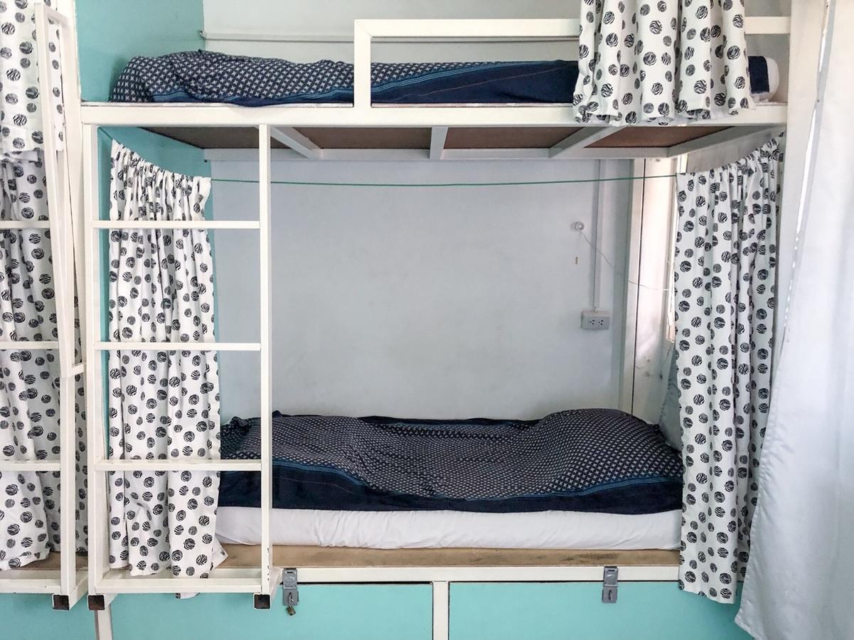 Green Home Hostel And Massage Бангкок Экстерьер фото