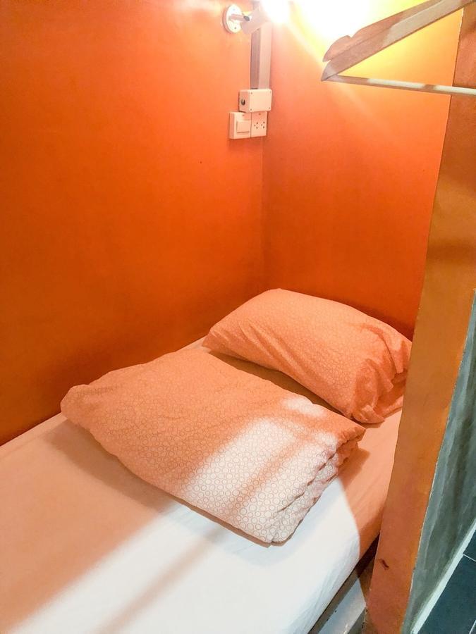 Green Home Hostel And Massage Бангкок Экстерьер фото