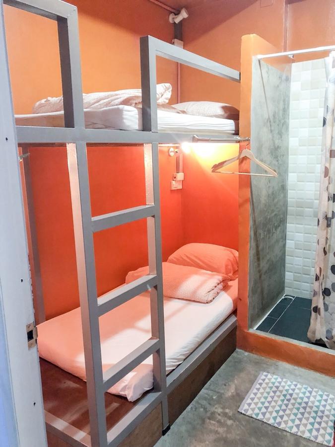 Green Home Hostel And Massage Бангкок Экстерьер фото