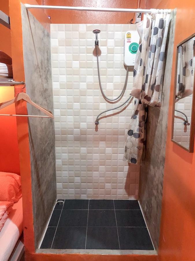 Green Home Hostel And Massage Бангкок Экстерьер фото