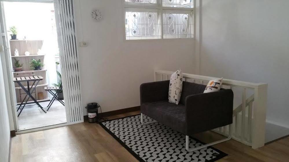 Green Home Hostel And Massage Бангкок Экстерьер фото
