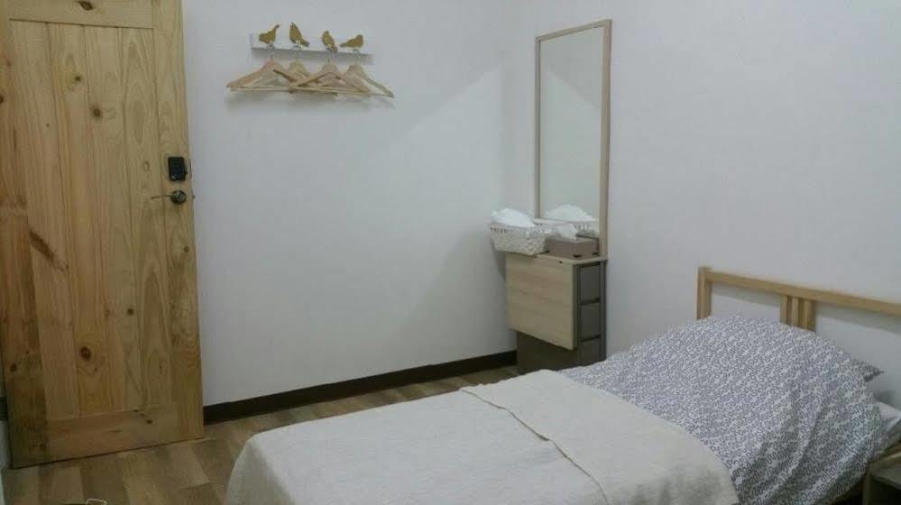 Green Home Hostel And Massage Бангкок Экстерьер фото